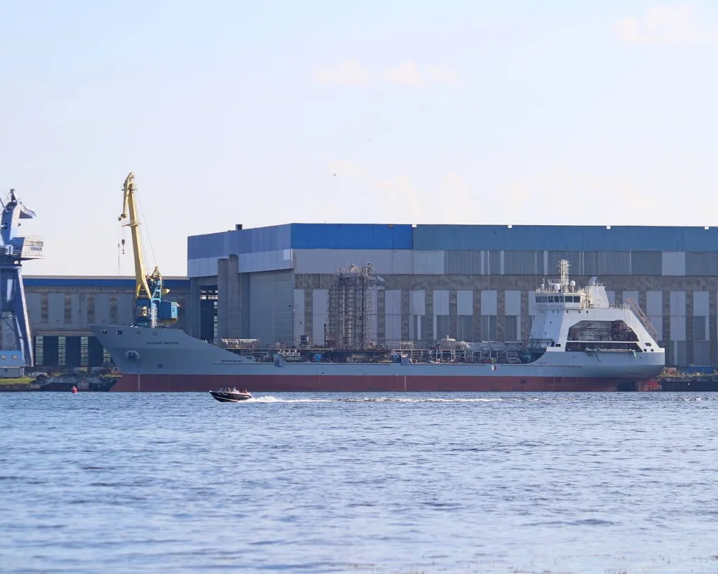 Два новейших средних морских танкера проекта 23130 «Василий Никитин», и «Инженер-адмирал Котов» для ВМФ РФ в достройке на Невском ССЗ