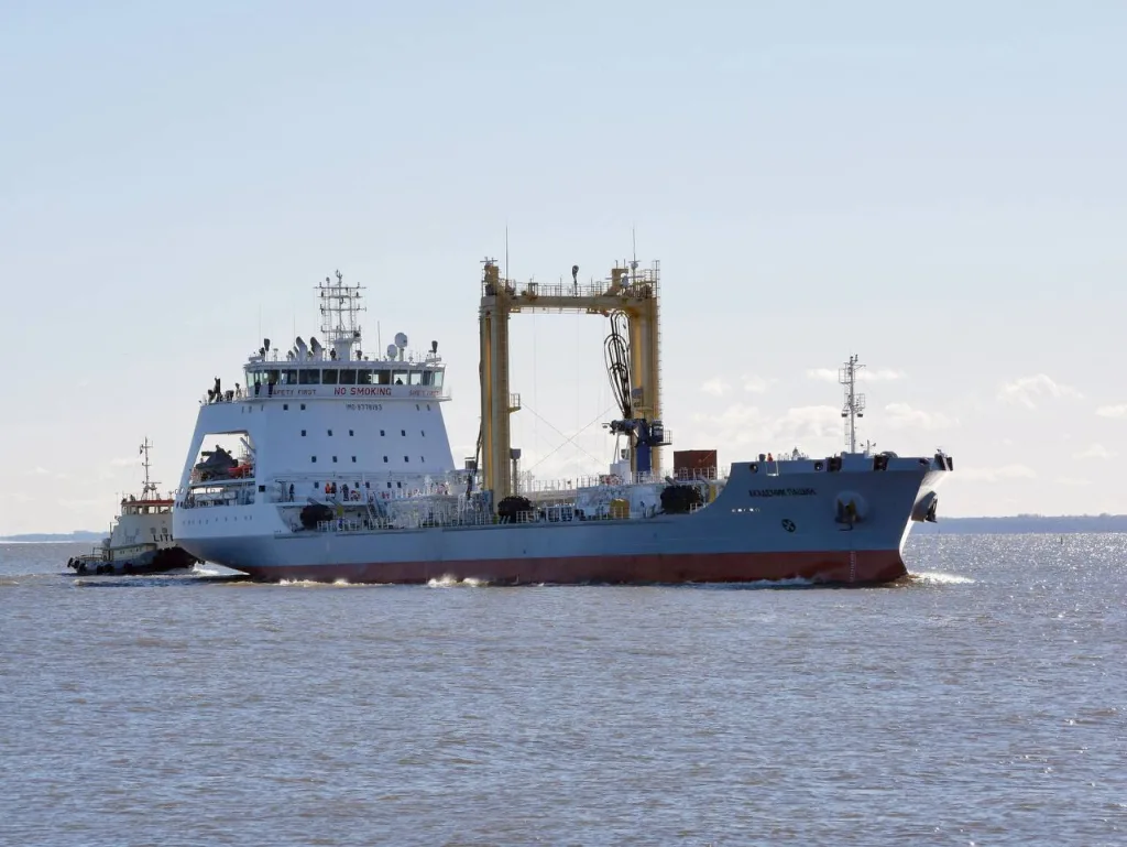 Головной средний морской танкер «Академик Пашин» проекта 23130 ВМФ РФ в работе