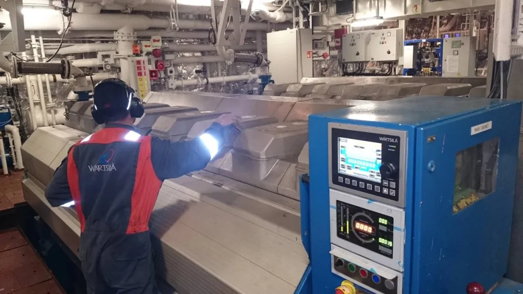 Головной средний морской танкер «Академик Пашин» проекта 23130 ВМФ РФ в работе