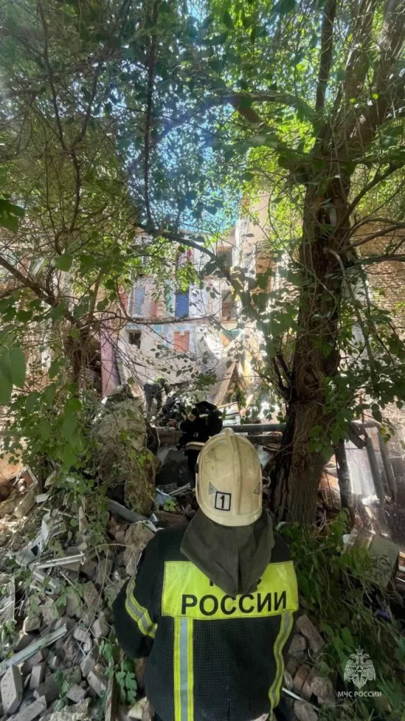 В Астрахани обрушился подъезд жилого дома – под завалами могут быть люди