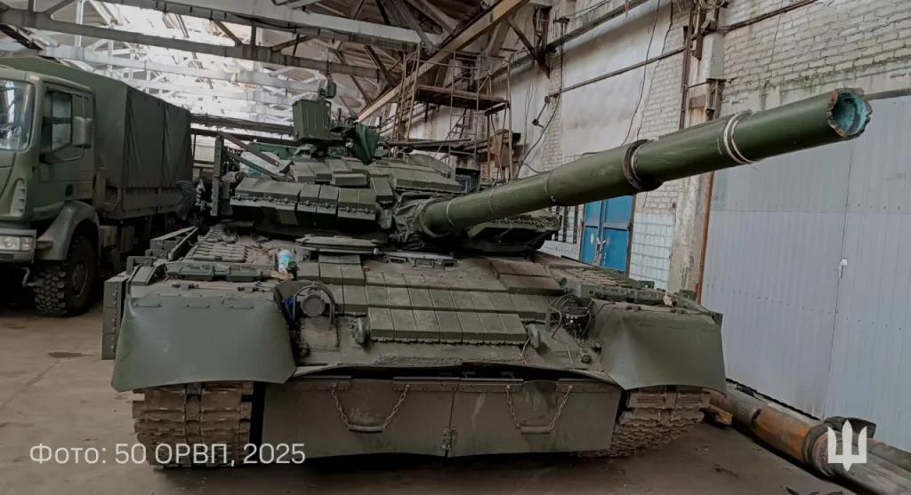 На кадрах - процесс замены ствола 125-мм танковой пушки 2А46 на Т-80БВ обр. 2018 силами 50-го отдельного ремонтно-восстановительного полка ВСУ