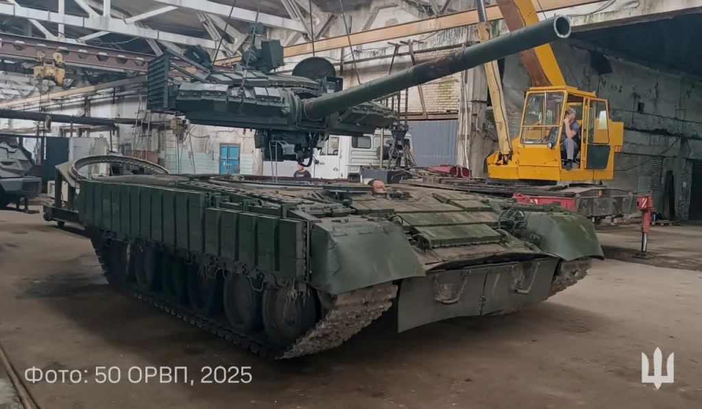 На кадрах - процесс замены ствола 125-мм танковой пушки 2А46 на Т-80БВ обр. 2018 силами 50-го отдельного ремонтно-восстановительного полка ВСУ