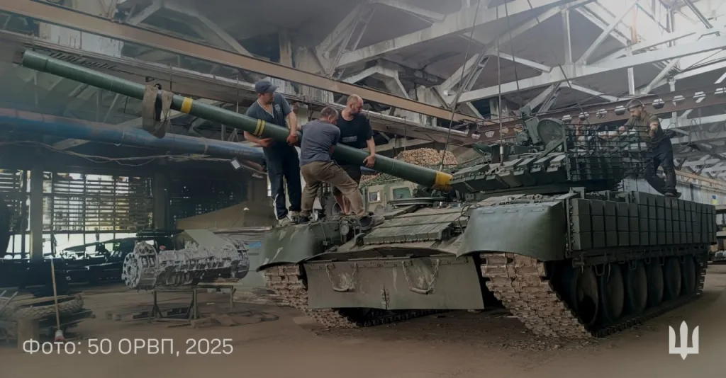 На кадрах - процесс замены ствола 125-мм танковой пушки 2А46 на Т-80БВ обр. 2018 силами 50-го отдельного ремонтно-восстановительного полка ВСУ