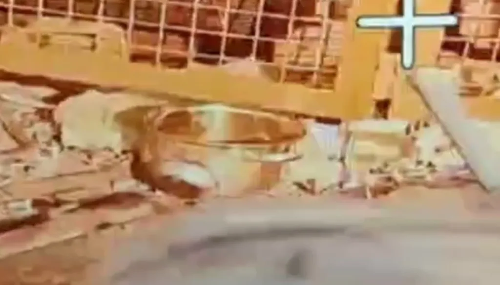 На видео операторы дронов гвардейской 5 танковой бригады 36 армии группировки войск "Восток" добивают танк 31 омбр ВСУ после неудавшейся контратаки противника в районе Январского