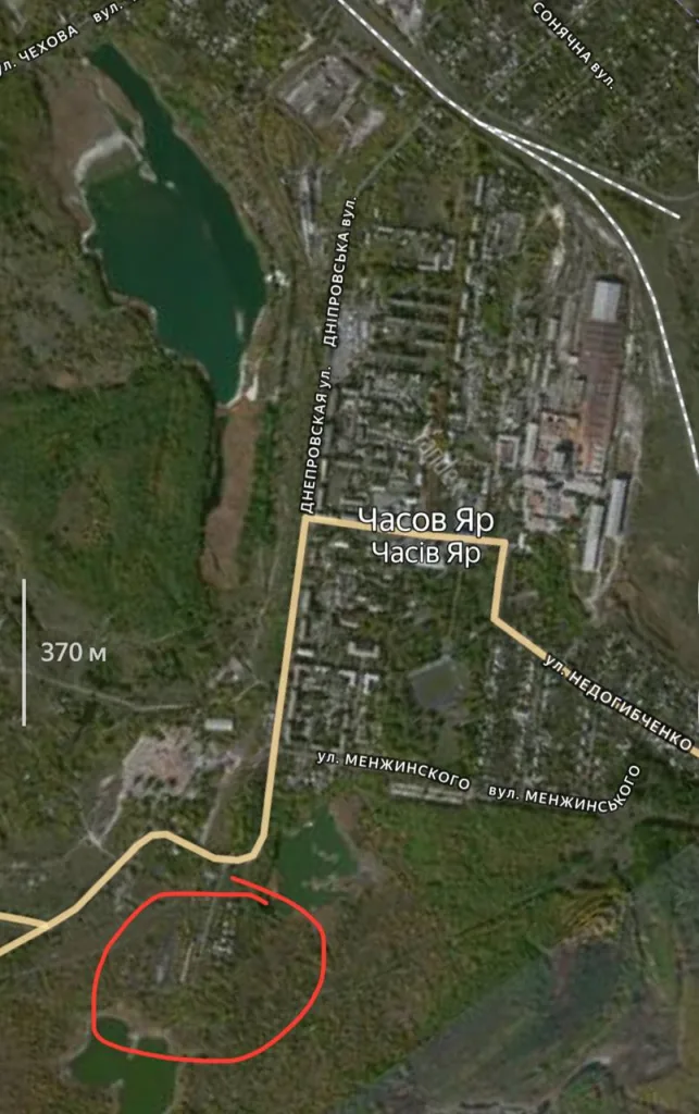 По информации с мест, противник продолжает прятаться в посадках и подвалах на окраинах Часов Яра