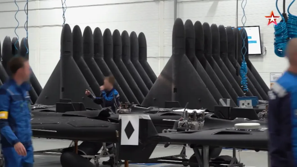Кадры массового производства дронов-камикадзе «Герань-2» на территории ОЭЗ «Алабуга», снятые «Военной приёмкой»