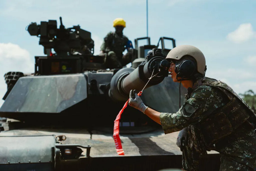 Свежие современные американские танки M1A2T армии Тайваня засветились на проходящих учениях Han Kuang 41