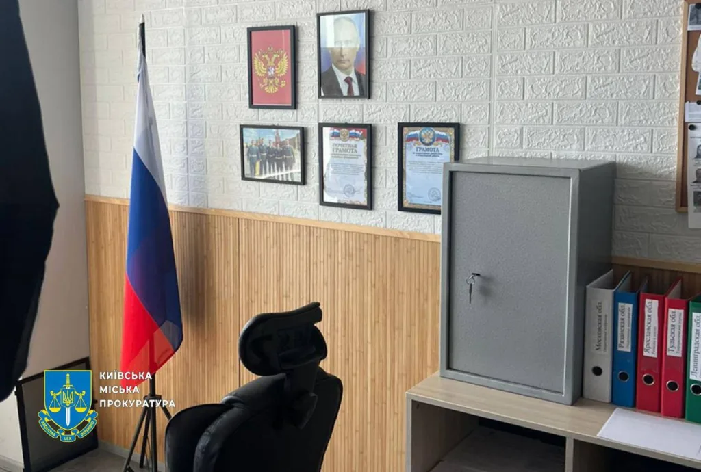 Генеральная прокуратура Украины отчиталась о задержаниях и обысках мошеннических колл-центров. Судя по фотографиям, мошенники обманывали жителей России