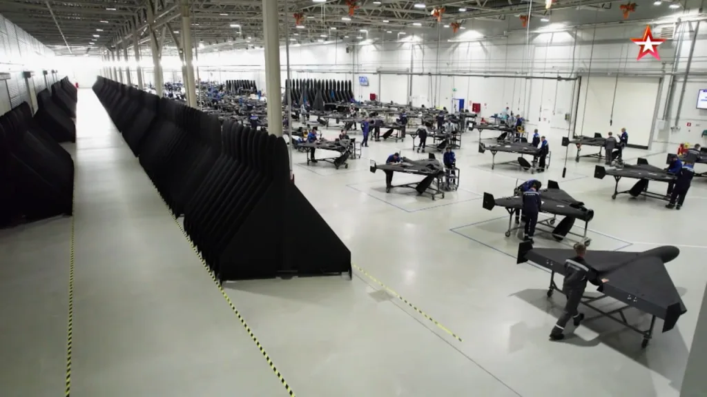 Кадры массового производства дронов-камикадзе «Герань-2» на территории ОЭЗ «Алабуга», снятые «Военной приёмкой»