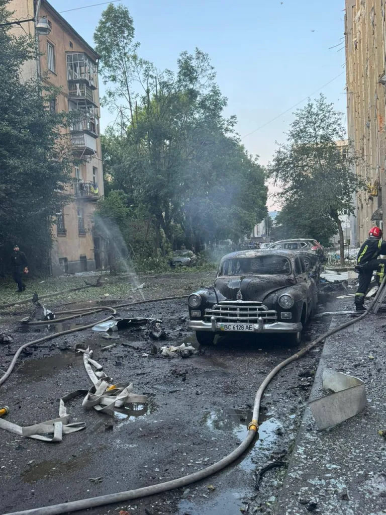 Львов сегодня утром. Обращает внимание автомобиль ЗиМ (ГАЗ-12) на одной из фото