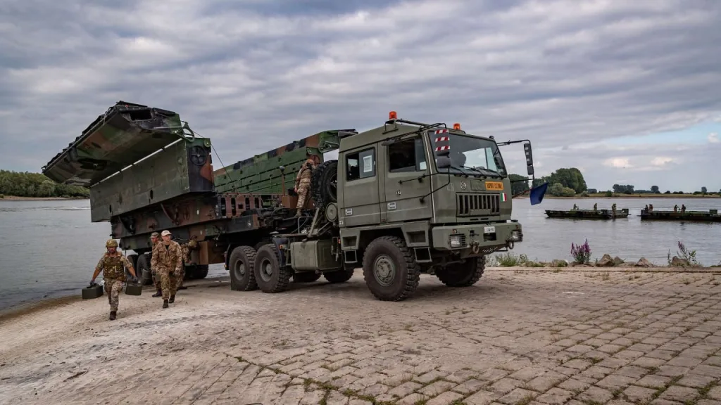 «Большие переправы 2025»: в Германии прошли учения НАТО по переброске военной техники через Рейн