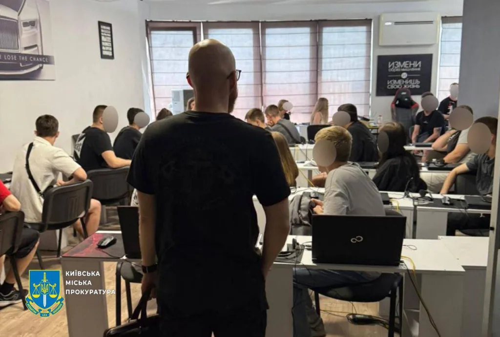 Генеральная прокуратура Украины отчиталась о задержаниях и обысках мошеннических колл-центров. Судя по фотографиям, мошенники обманывали жителей России