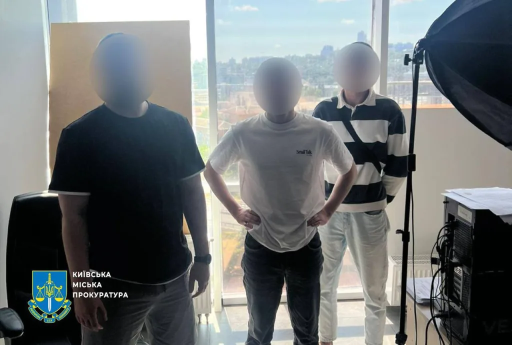 Генеральная прокуратура Украины отчиталась о задержаниях и обысках мошеннических колл-центров. Судя по фотографиям, мошенники обманывали жителей России