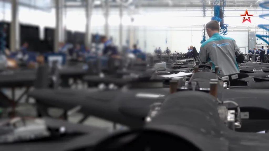 Кадры массового производства дронов-камикадзе «Герань-2» на территории ОЭЗ «Алабуга», снятые «Военной приёмкой»