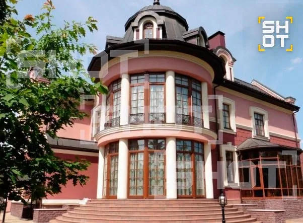 SHOT: Дом родных Романа Старовойта был выставлен на продажу в мае этого года за 260 миллионов рублей