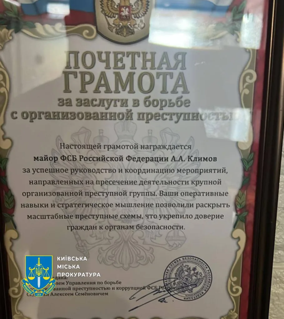 Генеральная прокуратура Украины отчиталась о задержаниях и обысках мошеннических колл-центров. Судя по фотографиям, мошенники обманывали жителей России