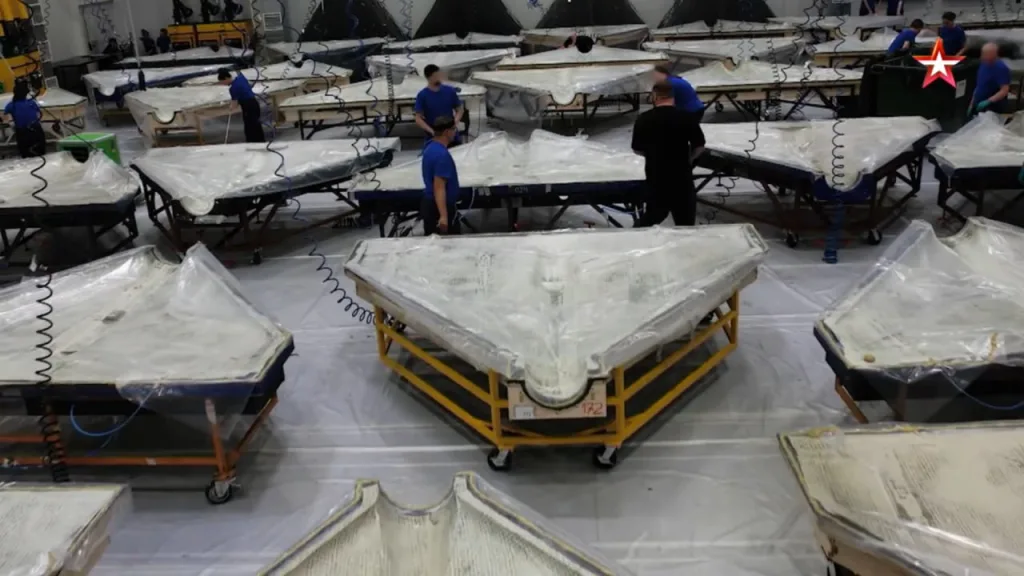 Кадры массового производства дронов-камикадзе «Герань-2» на территории ОЭЗ «Алабуга», снятые «Военной приёмкой»