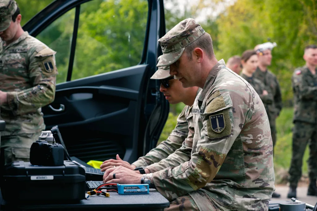 Применение различных БПЛА и безэкипажных катеров Vesuvius Spiral 2 военнослужащими 2nd Multi-Domain Task Force армии США во ходе учений «Arcane Thunder 25» и BALTOPS 25 в Польше