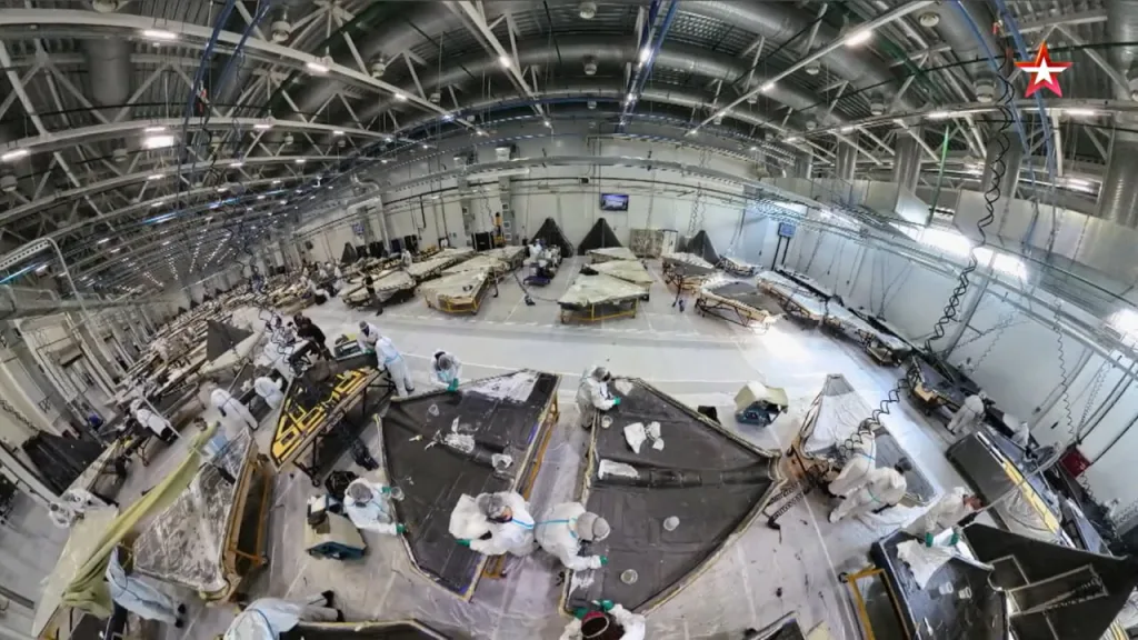 Кадры массового производства дронов-камикадзе «Герань-2» на территории ОЭЗ «Алабуга», снятые «Военной приёмкой»