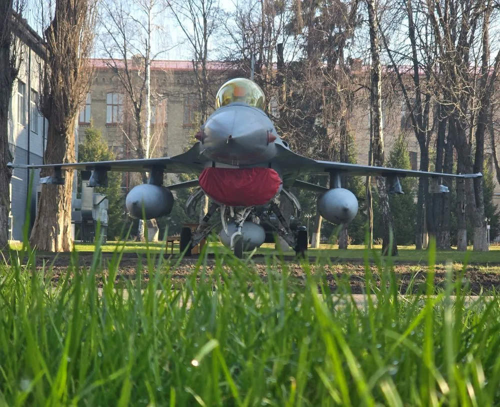 Так откуда мог появиться тот самый музейный истребитель F-16 Fighting Falcon?