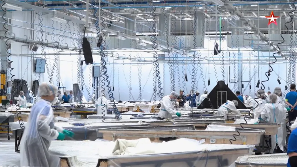 Кадры массового производства дронов-камикадзе «Герань-2» на территории ОЭЗ «Алабуга», снятые «Военной приёмкой»