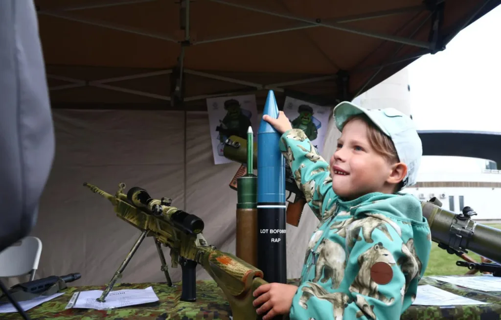 Эстонские дети стреляют по карикатурам с российскими солдатами