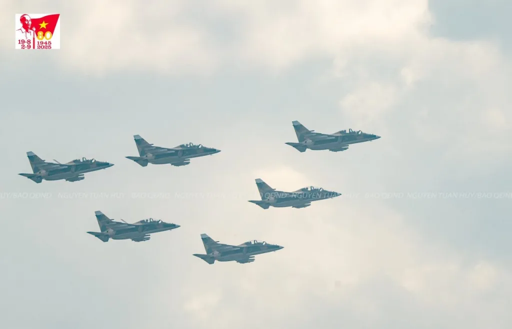 Учебно-боевые самолеты Як-130 на репетиции воздушной части парада в честь 80-летия Августовской революции и Дня независимости Вьетнама, который пройдет 2 сентября