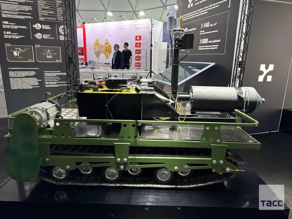 Наземный роботизированный комплекс «Дронобус» для транспортировки и запуска оптоволоконных FPV-дронов, представленный российским ООО «НТЦ Корней»