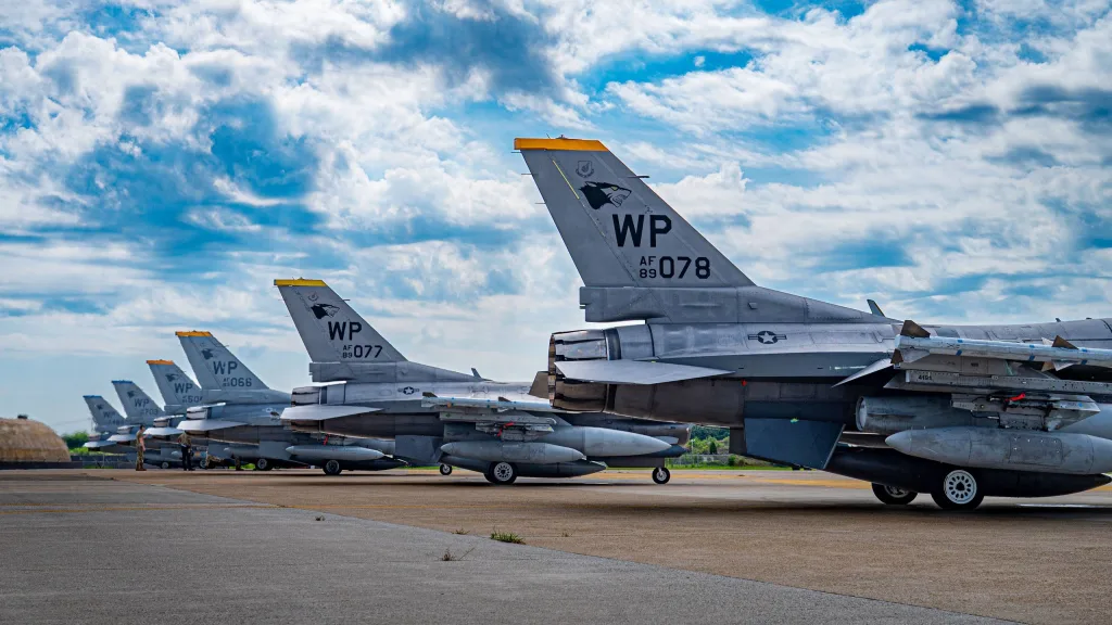 ВВС США начали переброску истребителей F-16 с южнокорейской авиабазы Кунсан на авиабазу Осан, расположенную примерно на 128 километров ближе к границе с КНДР