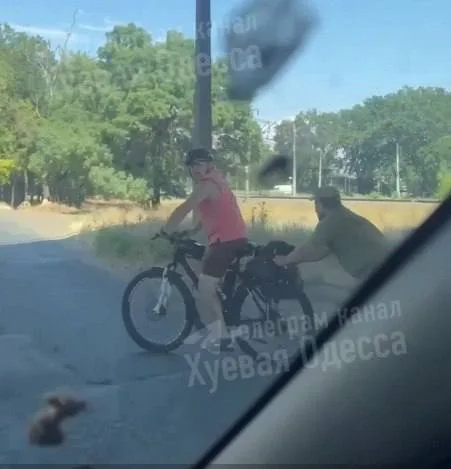 Момент бегства от повестки сняли на Украине — мужчина, убегающий от мобилизации на велосипеде