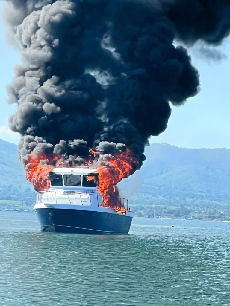 Катер полыхает в Хасанском округе Владивостока. Люди прыгали в воду, чтобы спастись от огня