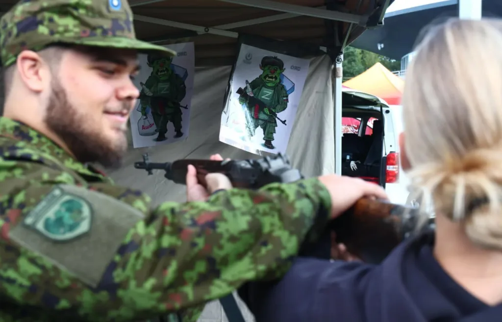 Эстонские дети стреляют по карикатурам с российскими солдатами