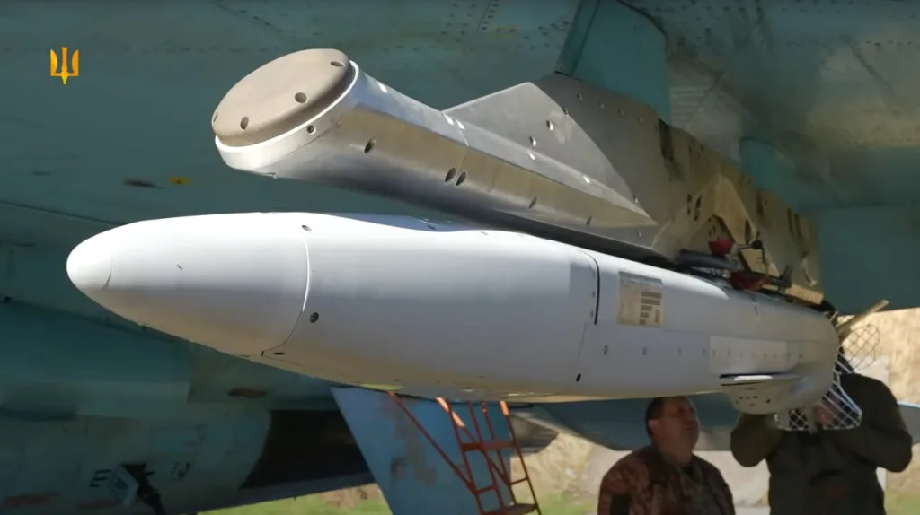 Американская ракета-приманка ADM-160В MALD на подвесах украинского истребителя Су-27