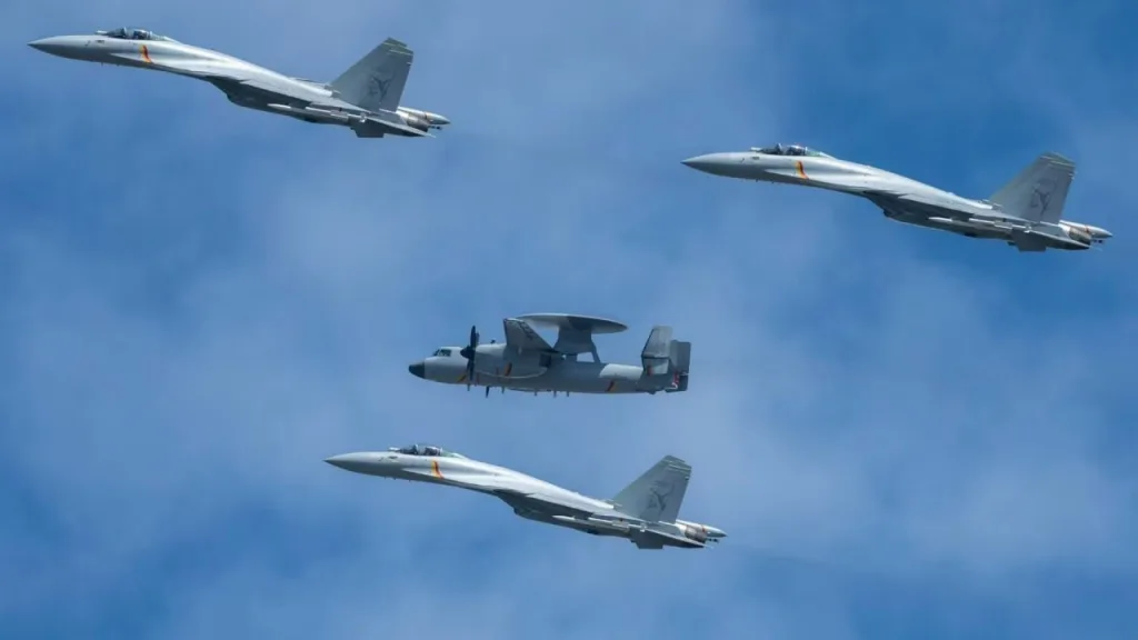 Красивые фотографии репетиции воздушной части парада, посвященного 80-летию победы в войне сопротивления китайского народа японским захватчикам и Второй мировой войне, которая состоялась в Пекине 23 августа 2025 года