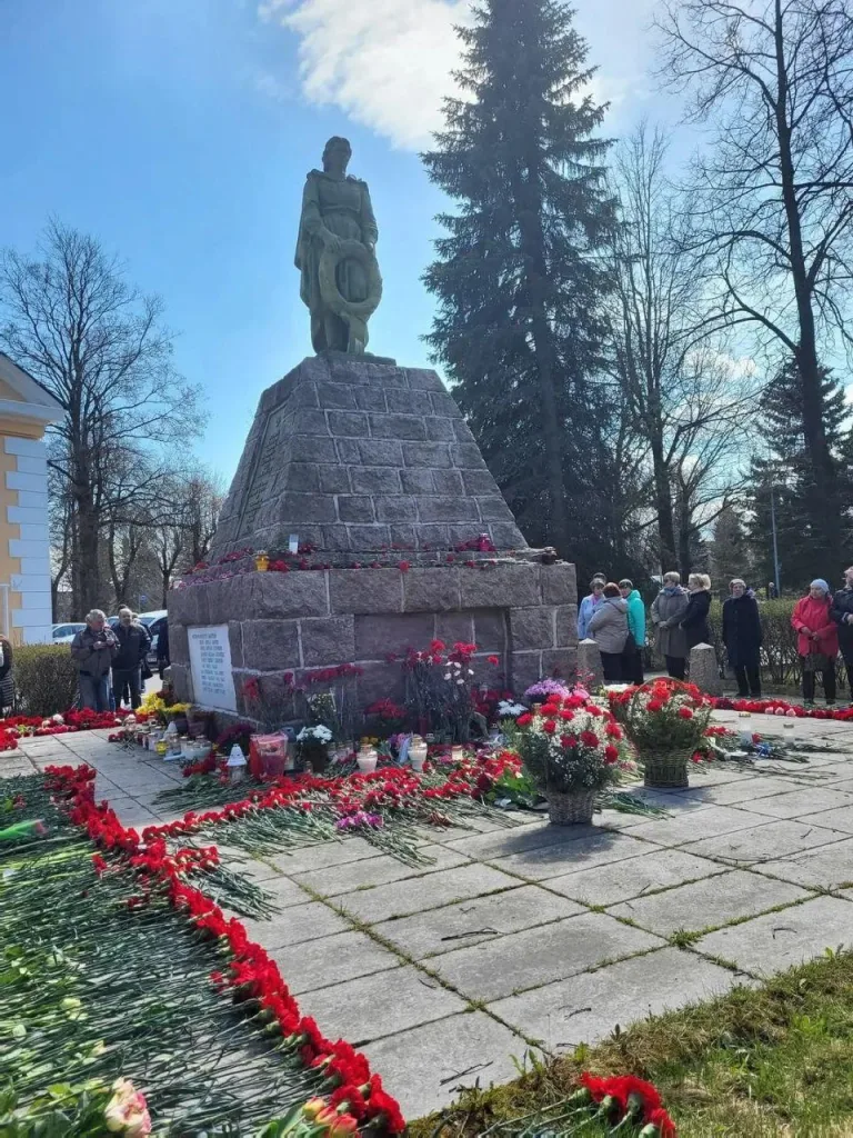 Эстония осквернила братскую могилу Героев-освободителей