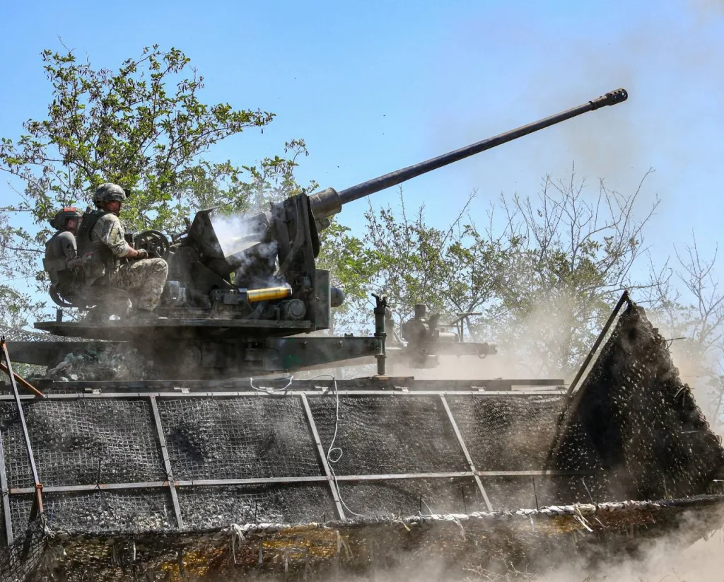 57-мм автоматическая зенитная пушка С-60 на шасси грузовика Урал-4320, бойцов ВДВ