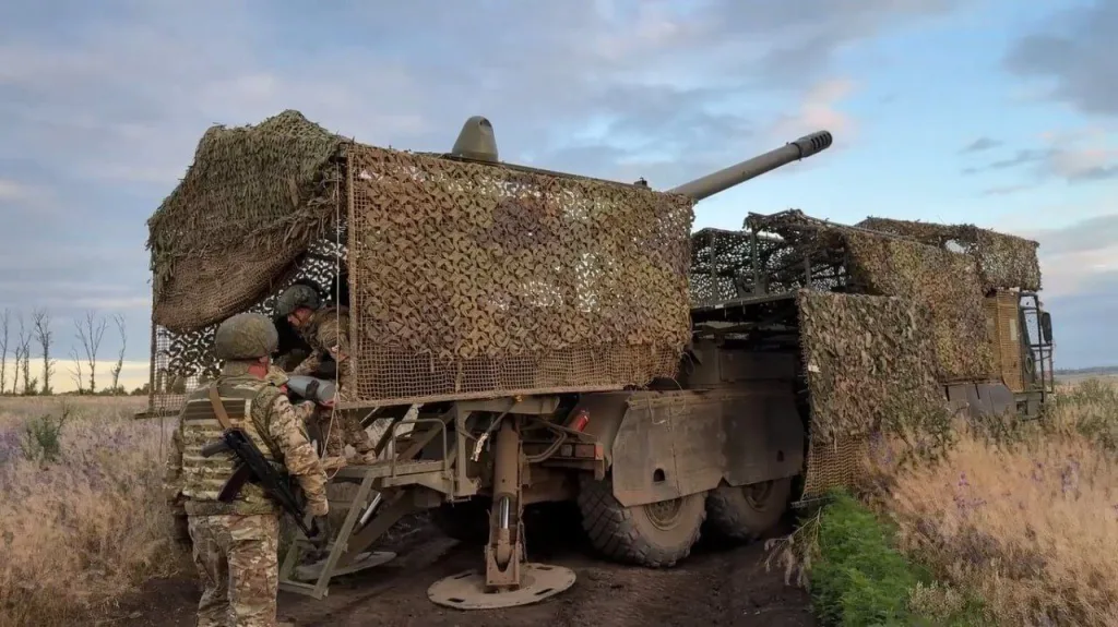 Боевая работа 152-мм колесной САУ 2С44 «Гиацинт-К» с дополнительной антидроновой защитой