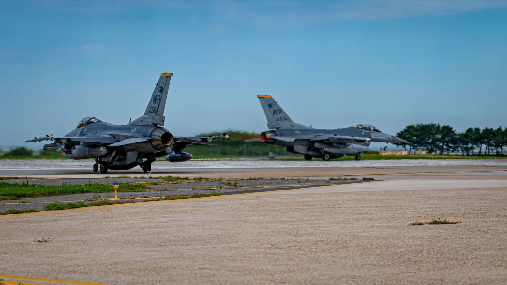 ВВС США начали переброску истребителей F-16 с южнокорейской авиабазы Кунсан на авиабазу Осан, расположенную примерно на 128 километров ближе к границе с КНДР