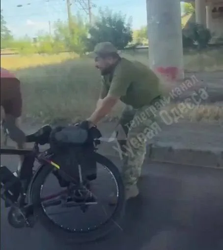 Момент бегства от повестки сняли на Украине — мужчина, убегающий от мобилизации на велосипеде