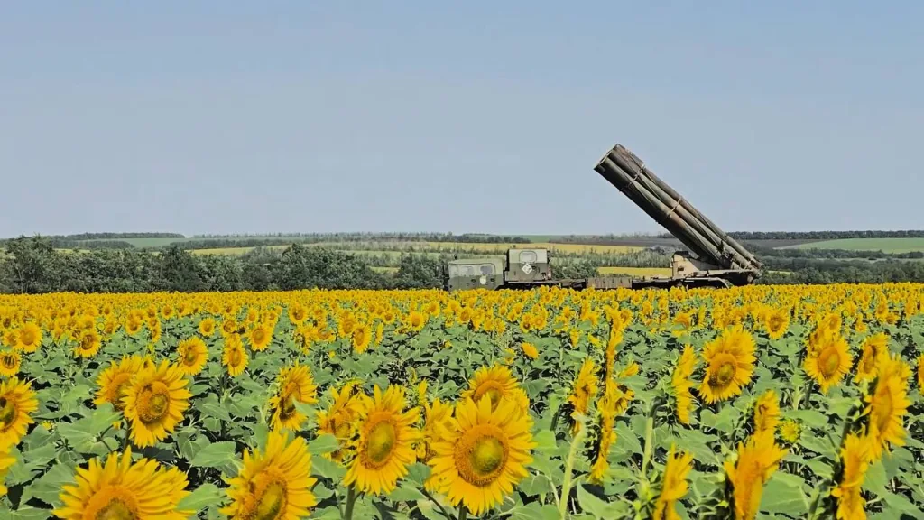 Кадры боевой работы расчёта РСЗО 9К515 «Торнадо-С» 79-й реактивной артиллерийской бригады группировки войск «Запад» на Харьковском направлении