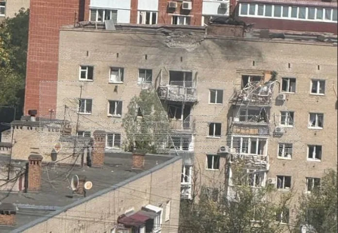 Момент удара украинского дрона-камикадзе на базе легкомоторника Аэропракт А-22 по крыше многоэтажного дома в Ростове-на-Дону, а также его последствия