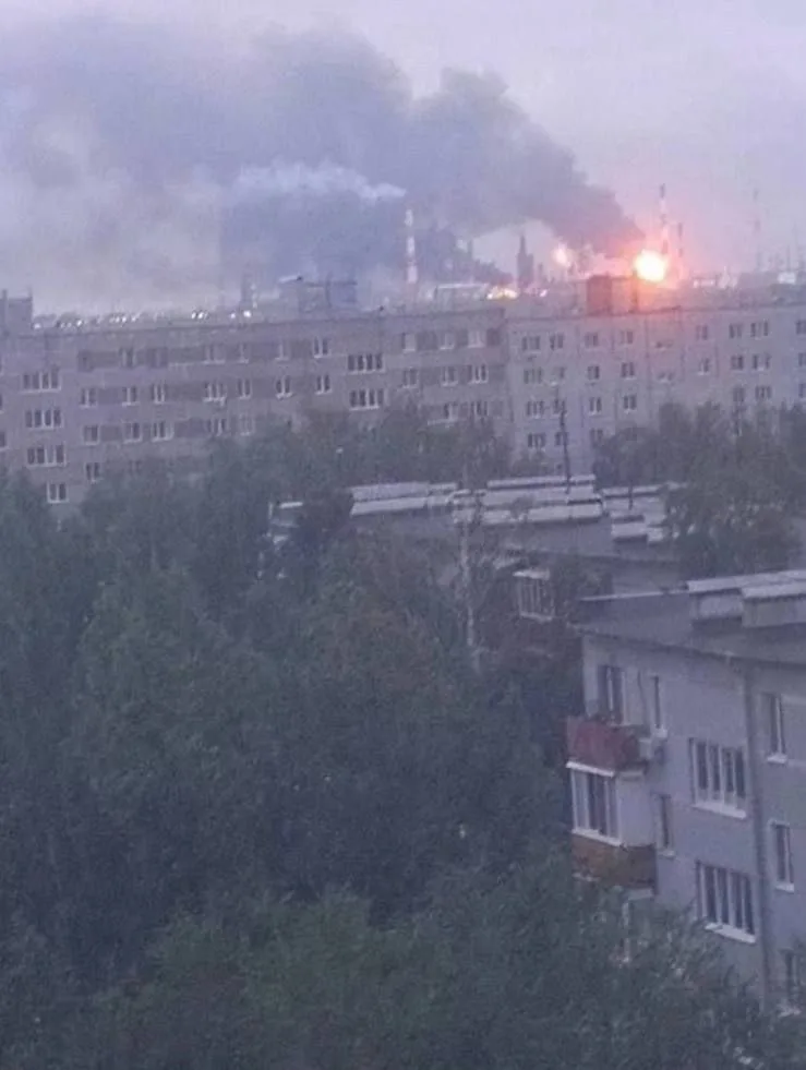 В Сызрани украинские дроны атаковали НПЗ. Очевидцы сообщают о сильном пожаре