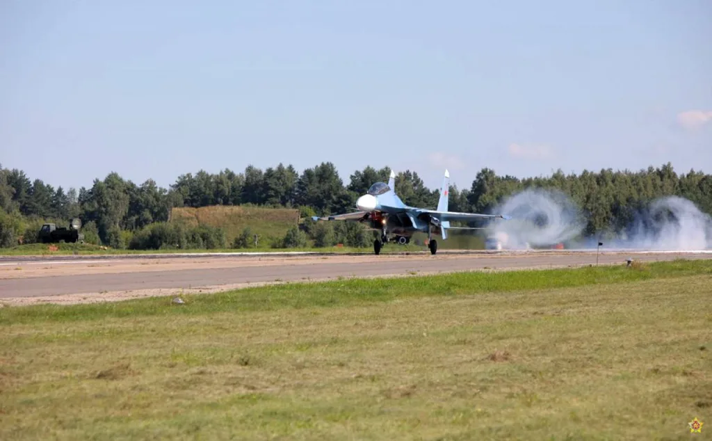 На 61-ю истребительную авиационную базу ВВС и войск ПВО РБ в Барановичах прибыла очередная пара новых многофункциональных истребителей Су-30СМ2 постройки Иркутского авиационного завода
