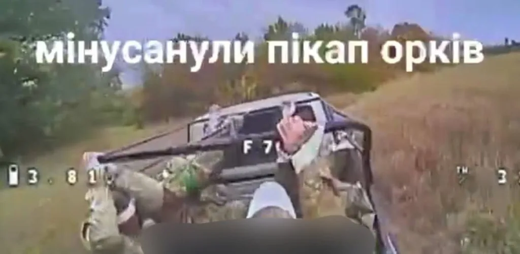 Украинские операторы FPV-дрона поражают наш пикап, на котором производится эвакуация пленных украинских военнослужащих