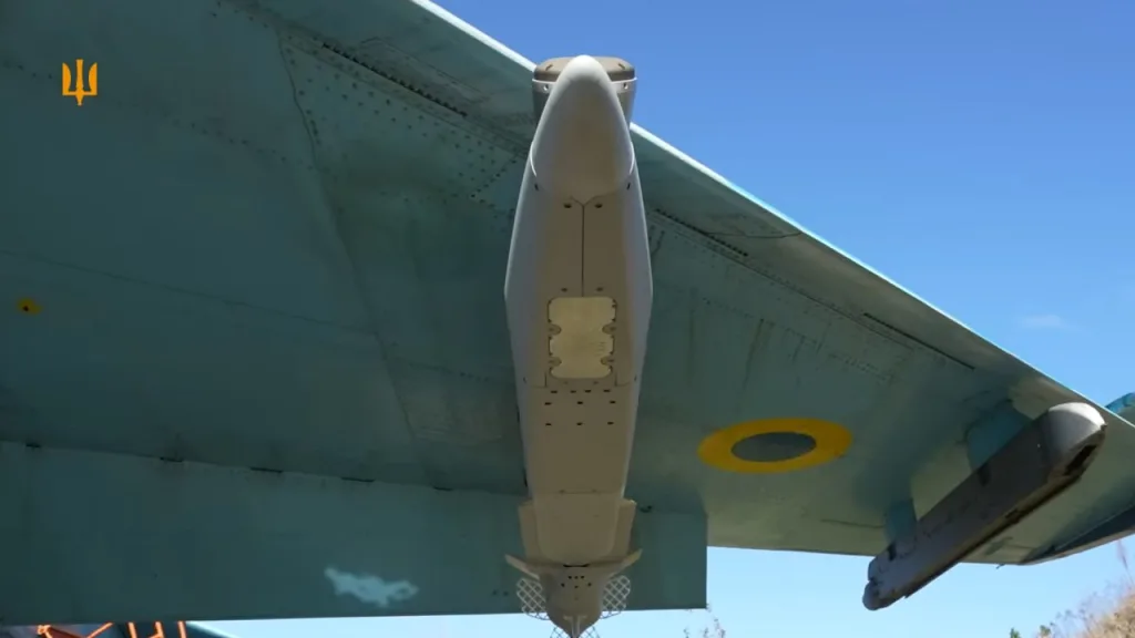 Американская ракета-приманка ADM-160В MALD на подвесах украинского истребителя Су-27