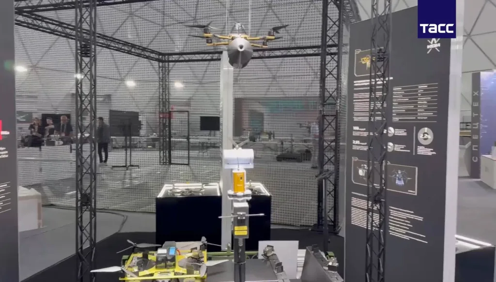 Наземный роботизированный комплекс «Дронобус» для транспортировки и запуска оптоволоконных FPV-дронов, представленный российским ООО «НТЦ Корней»