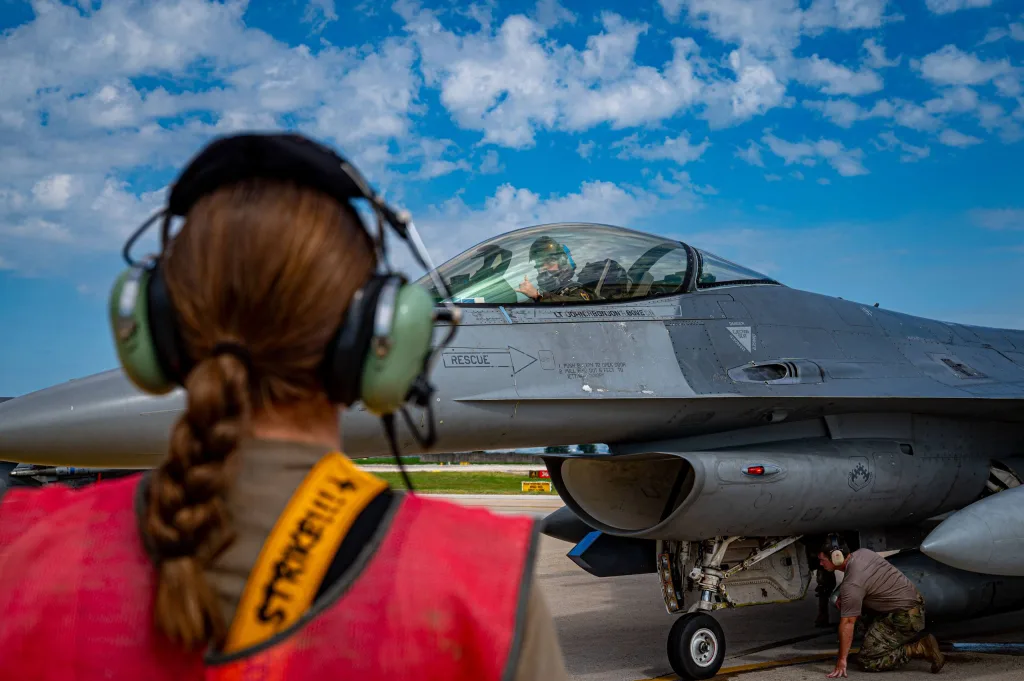 ВВС США начали переброску истребителей F-16 с южнокорейской авиабазы Кунсан на авиабазу Осан, расположенную примерно на 128 километров ближе к границе с КНДР