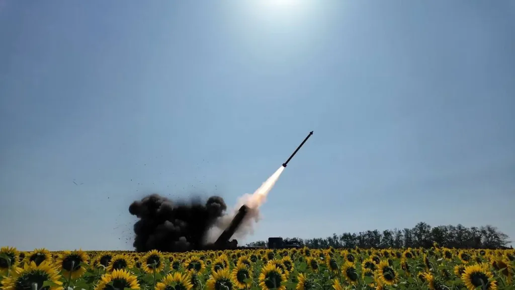 Кадры боевой работы расчёта РСЗО 9К515 «Торнадо-С» 79-й реактивной артиллерийской бригады группировки войск «Запад» на Харьковском направлении