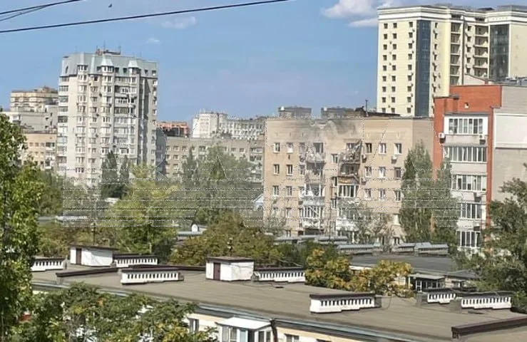 Момент удара украинского дрона-камикадзе на базе легкомоторника Аэропракт А-22 по крыше многоэтажного дома в Ростове-на-Дону, а также его последствия