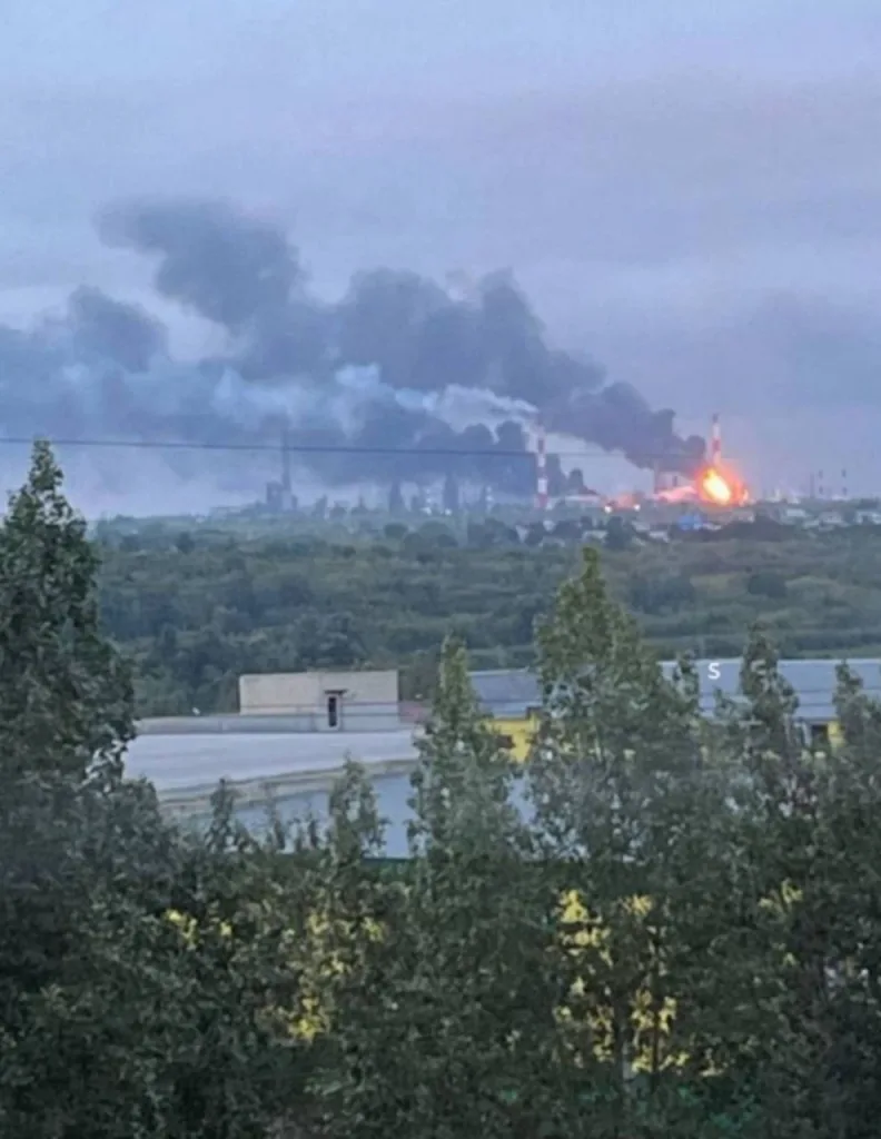 В Сызрани украинские дроны атаковали НПЗ. Очевидцы сообщают о сильном пожаре